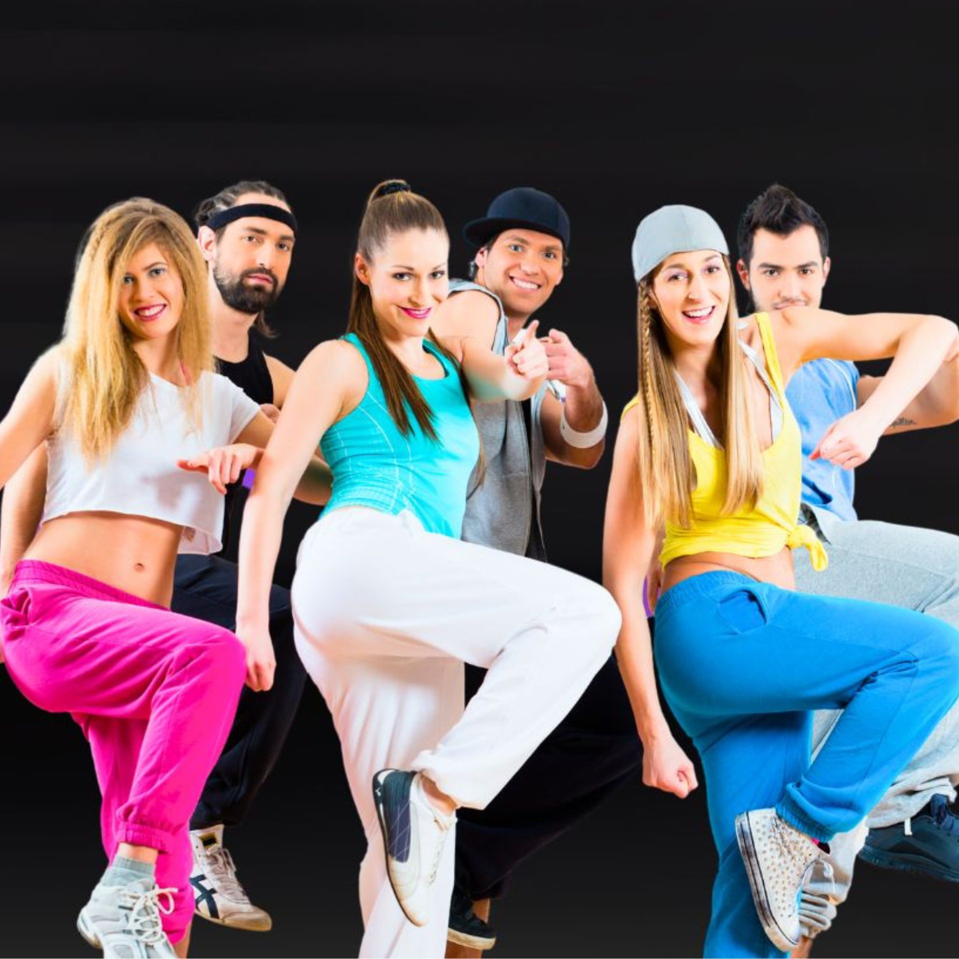 Gruppe von Frauen beim energiegeladenen Zumba-Training im Fitnessstudio